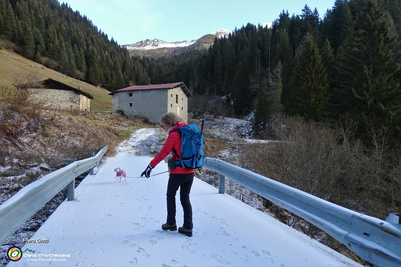 11 Si attraversa ponte sul torrente .JPG